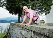 Thomas Schneider wird auch die Aussicht vom Balkon der Kirche St. Verena vermissen. (Bild: Stefan Kaiser (Risch, 17. April 2019))