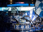 Ein Zuger Zuschauer sorgte während des vierten Playoff-Finalspiels für einen Eklat (Bild: KEYSTONE/ENNIO LEANZA)