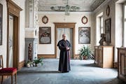 Bischof Vitus Huonder im Bischofssitz in Chur. An Ostern, wenn er seinen 77. Geburtstag feiert, gibt er sein Amt ab. (Bild: Manuela Jans-Koch, 12. April 2019)
