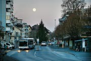 Mobilität ist ein wichtiges Thema in Steinhausen. Im Bild die Bahnhofstrasse mit Haltestelle Zentrum. (Bild: Stefan Kaiser (27. September 2019))