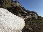 Ein Gebäude bei der Alp Weesen wurde vom Schnee zerstört. (Bild: Johannes Mock)