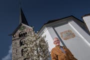 Bei Louis-Sepp Willimann dreht sich alles um die Zeit: Hier steht er unter der Sonnenuhr der Stanser Pfarrkirche. (Bild: Pius Amrein, Stans, 17. April 2019)