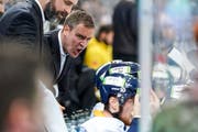 EVZ-Trainer Dan Tangnes war gar nicht glücklich über das aberkannte Tor von Garrett Roe. (Bild: Caudio Thoma/Freshfocus, Zug, 18. April 2019)