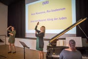 Renate Mielsch-Fehlmann (l.) und Ingrid Scheiber-Sengl treten mit ihrem Gebärdengospelchor beim Gottesdienst auf. (Bild: Benjamin Manser)