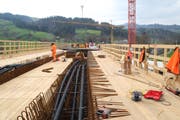 Einige Segmente der Brücke über die Thur und die Bahn sind schon betoniert, hier sieht man noch die Schalungen und die Spannkabel. (Bild: Martin Knoepfel)