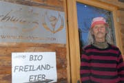 Bio-Bauer Christian Schwarz im Eingang zu seinem Hofladen. (Bild: Kurt Peter)