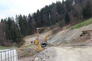 Der Einschnitt vor dem Nordportal des Lochweidli-Tunnels. Die Bagger stehen etwa auf der Höhe der künftigen Fahrbahn. (Bild: Martin Knoepfel)