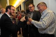 Redaktionsleiter Florian Arnold zusammen mit Landammann Roger Nager (Mitte) und Landratspräsident Peter Tresch. (Bild: Urs Hanhart, Altdorf, 1. April 2019)