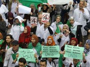 Die Proteste in Algerien halten trotz der Rücktrittsankündigung von Präsident Abdelaziz Bouteflika an. (Bild: KEYSTONE/AP/ANIS BELGHOUL)