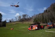 Der Helikopter am Einsatzort. (Bild: Kantonspolizei Obwalden)