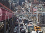 Die Stadt New York will das hohe Verkehrsaufkommen in Manhattan mit einer neuen Mautgebühr in den Griff bekommen - zusätzlich zu bereits bestehenden Abgaben. (Bild: KEYSTONE/AP/MARY ALTAFFER)