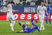 Wehrt sich gegen Basel mit allen Kärften: Silvan Sidler (Mitte). (Bild: Andy Müller/Freshfocus (Luzern, 30. März 2019))
