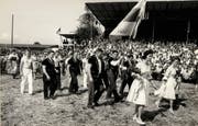Einmarsch am Esaf in Zug am 13. August 1961, hinten links ist Täfelibueb Werner Hunziker zu sehen. (Bild: PD)