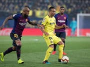 Der Aussenseiter ganz in Gelb: Villarreals Santi Cazorla setzt sich gegen Barças Arturo Vidal durch. (Bild: KEYSTONE/EPA EFE/DOMENECH CASTELLO)
