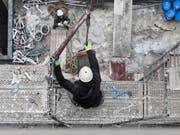 Die Gerüstbauarbeiter in der Schweiz erhalten mehr Lohn. (Bild: KEYSTONE/GAETAN BALLY)