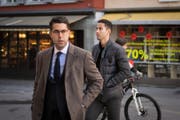 Nassim Ben Khalifa (rechts) auf dem Weg zum Gericht am Freitag, dem 29. März. (Bild: Benjamin Manser)
