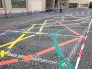 Die farbigen Linien auf dem Marktplatz gehören zu einem Spiel, das bald einmal Kinder erfreuen soll. (Bilder: Reto Voneschen - 2. April 2019)