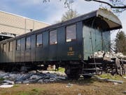 Die historischen Waggons wurden beim Zusammenstoss mit der Lokomotive durch die Wand der Depothalle in Buchs SG gestossen. (SBB) (Bild: SBB)