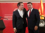 Der griechische Ministerpräsident Alexis Tsipras (links) und der Regierungschef von Nordmazedonien, Zoran Zaev, schlagen ein neues Kapitel in den Beziehungen der beiden Länder auf. (AP Photo/Boris Grdanoski) (Bild: KEYSTONE/AP/BORIS GRDANOSKI)