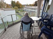 Misshandlung gegen ältere Menschen hat verschiedene Gesichter: Sie kann absichtlich verübt werden, aber auch unbeabsichtigt geschehen, etwa durch fehlende Zeit im Alltagsstress. (Bild: Keystone/GAETAN BALLY)