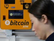 Der Preis für Bitcoins vollzieht am Dienstagmorgen einen regelrechten Höhenflug. Innerhalb einer Stunde schnellt die «Krypto-Leitwährung» um mehrere hundert Dollar nach oben und und damit auf den höchsten Stand seit November 2018. (Bild: KEYSTONE/AP/KIN CHEUNG)