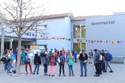 Ausserrhoder und jurassische Kinder erhalten vor einer gemeinsamen Wanderung Anweisungen durch eine Lehrperson. (Bild: Yann Lengacher)