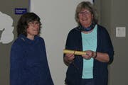 Ursi Marthy wird von Susan Bilgery zum Ehrenmitglied ernannt. (Bild: PD)