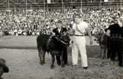 Karl Meli mit dem Lebendpreis für seinen Schwingerkönigstitel am Esaf 1961 in Zug. (Bild: PD)