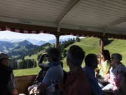 Der sehr heisse Sommer 2018 lockte die Familien vermehrt nach draussen in die Freibäder oder in die Berge. (Bild: Keystone/GAETAN BALLY)