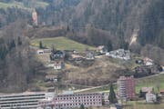 Eine Firma aus Herisau will den Abhang zwischen dem Spital Wattwil und der Iburg mit Terrassenhäusern überbauen. Das ehemalige Restaurant Iberg (Bildmitte) soll abgerissen werden. (Bild: Martin Knoepfel)