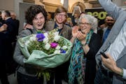 Korintha Bärtsch (Grüne) wird im Regierungsgebäude gefeiert. (Bild: Philipp Schmidli, Luzern, 31. März 2019)