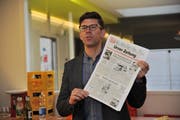 Jérôme Martinu (links), Chefredaktor der «Luzerner Zeitung», zeigt die erste von Bruno Arnold verantwortete Ausgabe der «Urner Zeitung» vom 1. Juli 1994. (Bild: Urs Hanhart, Altdorf, 1. April 2019)