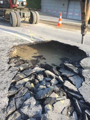 Der Strassenbelag wurde von den Wassermengen unterspült. (Bild: ewl)