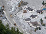 Der Bergsturz oberhalb von Bondo im Bergell löste eine grosse Wellt der Solidarität mit den Geschädigten aus, wie ein Zwischenbericht über die Verwendung von Spendengeldern zeigt (Archivbild). (Bild: KEYSTONE/GIAN EHRENZELLER)