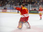 Biel-Goalie Jonas Hiller nimmt nach dem umstrittenen Tor zum 0:1 für den SC Bern Kontakt mit den Schiedsrichtern auf (Bild: KEYSTONE/PETER KLAUNZER)