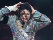 «Leaving Neverland» nun auch bei uns zu sehen: Die umstrittene Doku, in der US-Popstar Michael Jackson erneut des Kindesmissbrauchs beschuldigt wird, läuft am Samstag auf ProSieben. (Bild: Keystone/DPA Zentralbild/BERND SETTNIK)