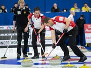 Teamarbeit im Haus: Skip Peter de Cruz (links) und Sven Michel (Bild: KEYSTONE/AP The Canadian Press/PAUL CHIASSON)