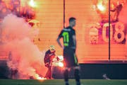 Petardenwürfe führten zum Spielabbruch. (Bild: freshfocus)