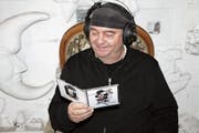 Beim Abspielen seines Hörbuchs kann Künstler Kuspi immer noch herzhaft lachen. (Bild: Susi Miara)