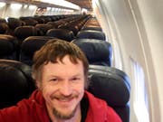 Skirmantas Strimaitis hat ein Selfie geschossen: Er war der einzige Passagier einer 188-plätzigen Boeing 737-800 auf dem Flug von Vilnius nach Bergamo. (Skirmantas Strimaitis via AP) (Bild: KEYSTONE/AP Skirmantas Strimaitis)