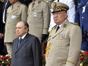 Algeriens Präsident Abdelaziz Bouteflika (links) hat beim algerischen Verfassungsrat seinen Rücktritt eingereicht. Rechts von ihm Armeechef Ahmed Gaid Salah. (Bild: KEYSTONE/EPA/STRINGER)