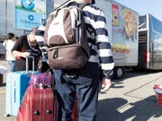 Flugtickets und Pauschalreisen ins Ausland verteuerten sich im März im Vergleich zum Vormonat. (Bild: KEYSTONE/GAETAN BALLY)
