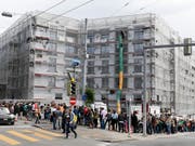 Bei der Besichtigung von Wohnungen bilden sich teilweise gigantische Schlangen von Wohnungssuchenden. Im März sind die Angebotsmieten für Wohnungen gestiegen. (Bild: KEYSTONE/WALTER BIERI)