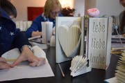 Aus gebrauchten Büchern kleine Kunstwerke machen statt sie wegzuwerfen: Das lernte man im ersten Workshop der Green Week. Bilder: Nicola Ryser