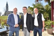 Roger Martin (Mitte) mit zwei, die ihn unterstützt haben: Links ist Roland Hugentobler, der Sprecher der Findungskommission, und rechts SVP-Vorstandsmitglied Urs Köppel, der Sprecher des Wahlkomitees. (Bild: PD)