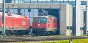 Wieso die Lokomotive ins Tor gefahren ist, wird nun von den Behörden abgeklärt. (Bild: BRK News)