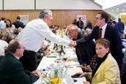 Der neue Parteipräsident Patrick Walder, rechts, begrüsst die Mitglieder der Delegiertenversammlung der SVP des Kantons Zürich. (Bild: Ennio Leanza, Zürich, 2. April 2019