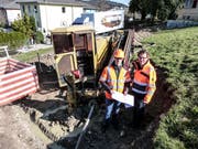 Tiefbautechniker Andreas Dietziker und Amtsleiter Ueli Signer auf der Baustelle am Grenzweg. (Bild: Kurt Lichtensteiger)