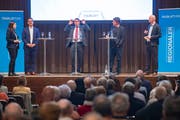 Röbi Raths (FDP), Guido Etterlin (SP) und Beat Looser (parteifrei), flankiert von Tagblatt-Redaktorin Jolanda Riederer und Andri Rostetter, Leiter Ressort Ostschweiz und stv. Chefredaktor. (Bild: Urs Bucher)