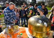 Kirchenverwaltungsrat Rodolfo Letti erklärt das Vorgehen beim Vergolden der Kugel. (Bild: PD)